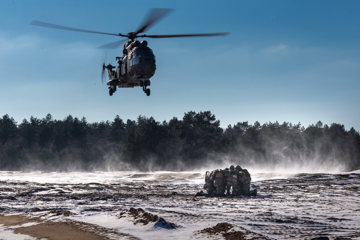 korpsmariniers's tweet photo. Een white-out tijdens een Basis Helikopter Training? 

Dat werd onlangs geoefend door mariniers v/h 23e Raiding Squadron uit Doorn. Op de hei werd tijdens deze herhalingslessen samengewerkt met @Kon_Luchtmacht en @landmacht.
#QPO #Verbondenheid #TBT #staysafe
@dhcluchtmacht https://t.co/CXLDMDsMTh