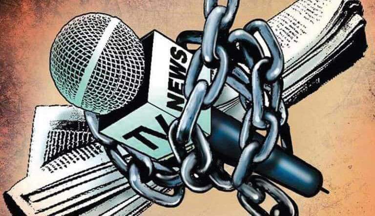 Many evidences of arresting &amp; abusing journalists occurred at Mandalay, MyitKyiNa &amp; Monywa. Junta even threatened local news media to not use the term - Junta/Regime. They wanna silence media &amp; cut off Myanmar news to thel world. 
#Feb25Coup #WhatsHappeningInMyanmar