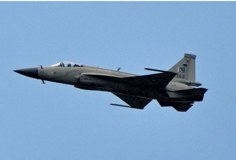 MkHamdanKhan's tweet photo. Pakistan🇵🇰 Still Eying JF-17 Thunder Fighter Sale to Sri Lanka🇱🇰

Pakistan is trying to convince Sri Lanka to purchase the JF-17 fighter jet, despite Indian pressure.🇵🇰✌️ https://t.co/UNQWfCU0tU