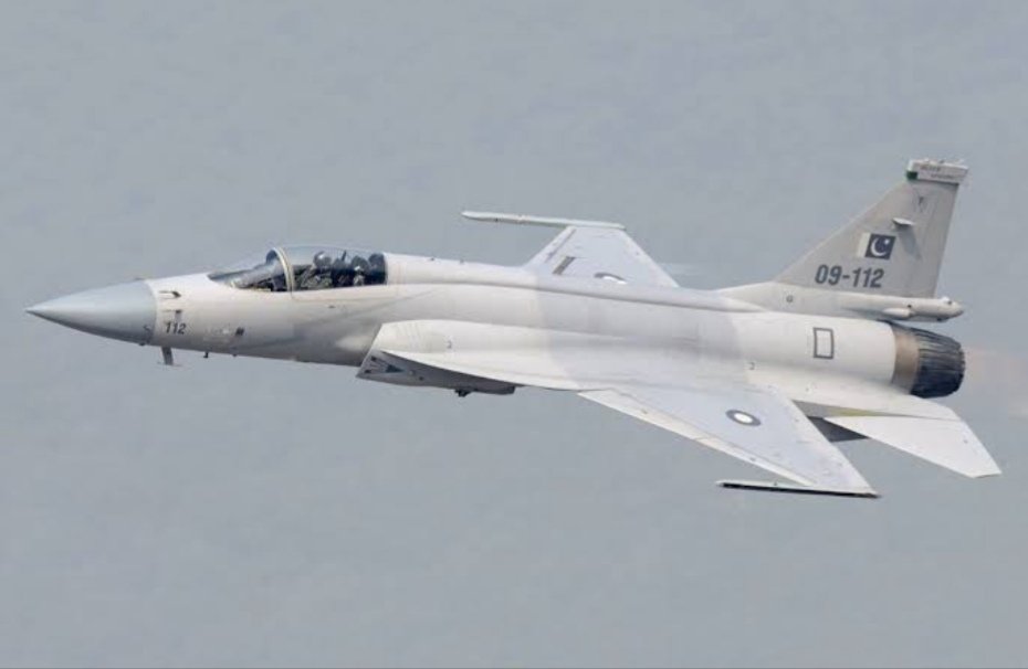 MkHamdanKhan's tweet photo. Pakistan🇵🇰 Still Eying JF-17 Thunder Fighter Sale to Sri Lanka🇱🇰

Pakistan is trying to convince Sri Lanka to purchase the JF-17 fighter jet, despite Indian pressure.🇵🇰✌️ https://t.co/UNQWfCU0tU