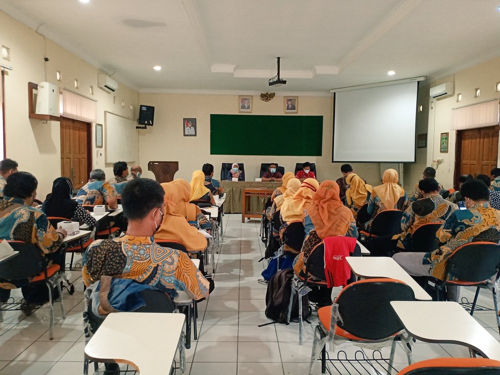dispertan's tweet photo. Pengarahan Plt. Kadistan Sunanto bagi ASN PPPK lingkup @dispertan sebanyak 40 org di aula. Pengangkatan mulai 1 Jan 2021-31 Des 2025. Surat Pernyataan Melaksanakan Tugas (SPMT) 17 Feb 2021 (24/02).

Kadistan menegaskan dg adanya kejelasan status, kinerja utk lebih ditingkatkan. https://t.co/U9YRsYt6Dd