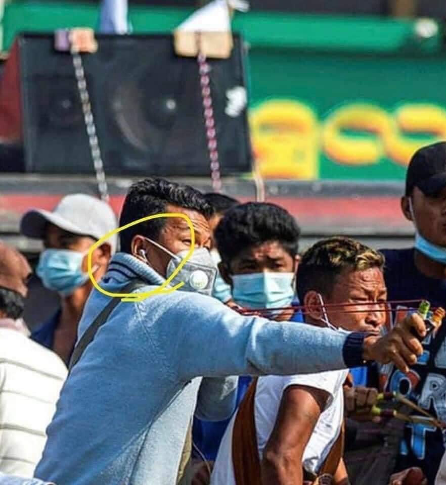 ellytmsw's tweet photo. Myanmar police transporting thugs to downtown to create attacks to protesters. They change dress even after alighting from pics cars. They secretly hold knifes , steel rods and catapults. 
#SaveMyanmar_Burma #WhatshappeninginMyanmar https://t.co/EPjHyIu4h6