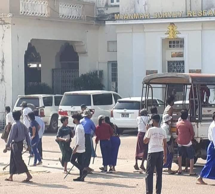 zwethit's tweet photo. Today, mostly in downtown areas, a lot of so-called military supporters are seen with catapults and iron sticks armed in their hands, standing by to attack at peaceful demonstrators. EVIDENCE PHOTOS here!
#WhatsHapppeningInMyanmar #MilitaryLackeys #myanmarmilitarycoup https://t.co/uXJNFU2j8h