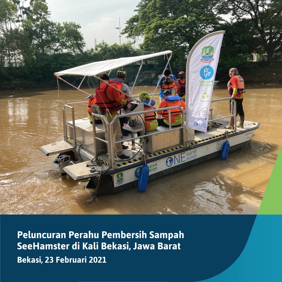 waste4change's tweet photo. Perahu pembersih sampah sungai Bekasi resmi beroperasi!

Dalam rangka HPSN @kotabekasikeren bersama Waste4Change meluncurkan SeeHamster, perahu pembersih sungai di Kali Bekasi.

Harapannya 3 perahu dapat mengumpulkan sampah di sungai Bekasi untuk dipilah &amp; daur ulang selanjutnya. https://t.co/xReb6V6Gua