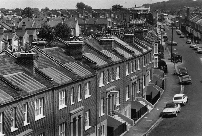 #THROWBACKTHURSDAY 1979: Solar panels fitted to the roofs of a row of terraced houses.

📸 Evening Standard/Getty Images

#solarhistory #solarlovers #solarpanels #backintheday #thursdayphoto #instaphotography #blackandwhitephotography #solartechnology