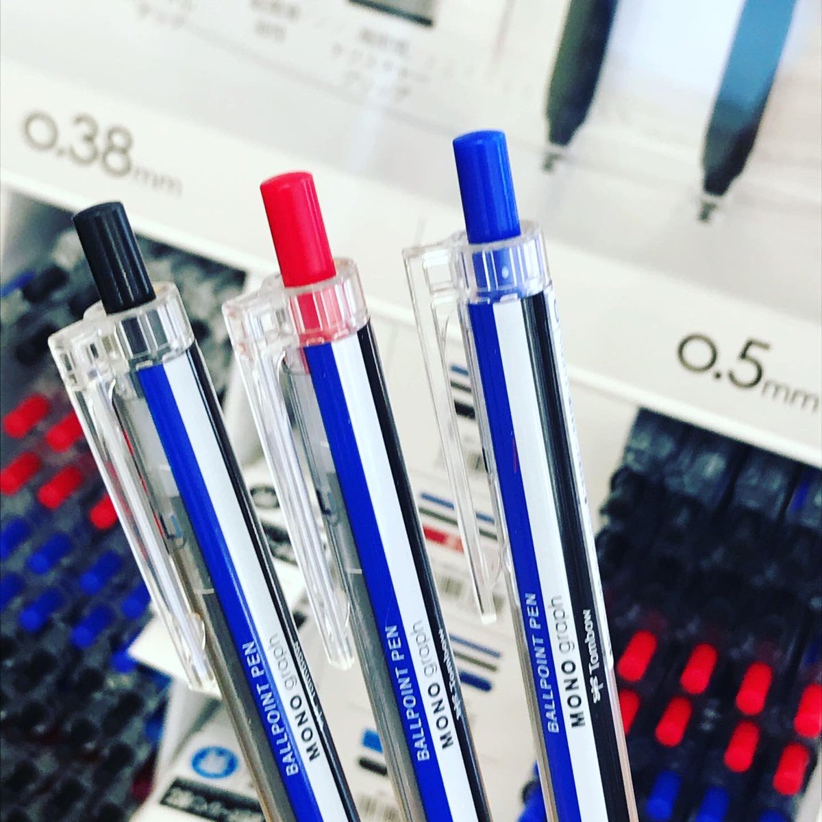 ソック株式会社 Oa機器と事務用品の専門商社 على تويتر トンボ鉛筆 モノグラフライト 超低粘油性ボールペン ペン先見やすくキレイに書ける 芯径0 38 0 5mm 黒 赤 青インキ 定価180円 税 ソック 20 Off価格 トンボ鉛筆 ボールペン モノグラフライト