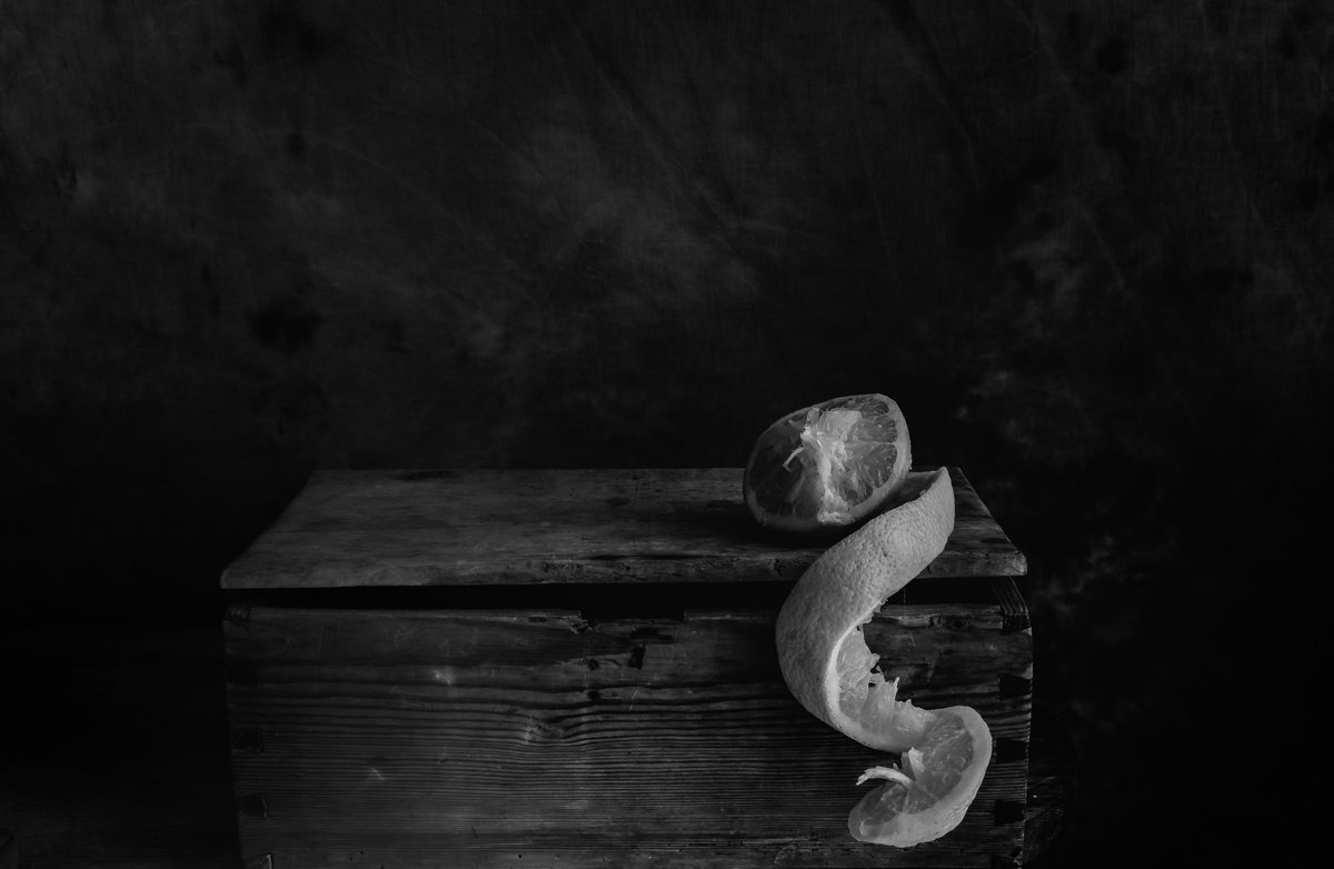 ingeborg_anne's tweet photo. keep your face to the sun, and you will not see the shadow.
#fruit  #stillife https://t.co/F4KspopBaz