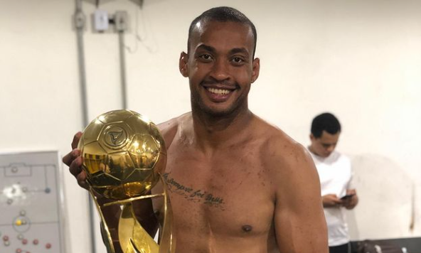 OlhoNele's tweet photo. Edmar Sucuri é a bola da vez dos grandes empresários. O apelido tem fundamento: com impressionantes 2,02m, o arqueiro do Brasiliense vem chocando torcedores pelo Brasil. Na final da Copa Verde contra o Remo, foi simplesmente um MURO para garantir o título. Olho nele! 👁️🔎🐍 https://t.co/S2914kOcOk