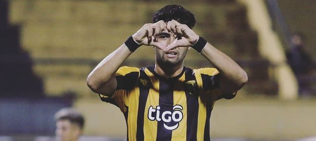 OlhoNele's tweet photo. Pegue papel e caneta, você vai precisar anotar esse nome! Trata-se de Antonio Marín, atacante do Guaraní-PAR. Na goleada de ontem sobre o Royal Pari, pela Libertadores, Marín foi dominante, não deixando o time boliviano respirar. Atuação de gala. 21 anos apenas! Olho nele! 👁️🔎🇵🇾 https://t.co/fUKYPzu1IY