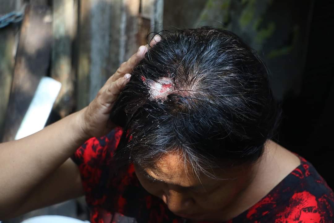 A supporter of Myanmar's military wields a sharp object in confrontation with opponents of this month's military coup today in Yangon #WhatsHappeningInMyanmar 
#Save_Myanmar