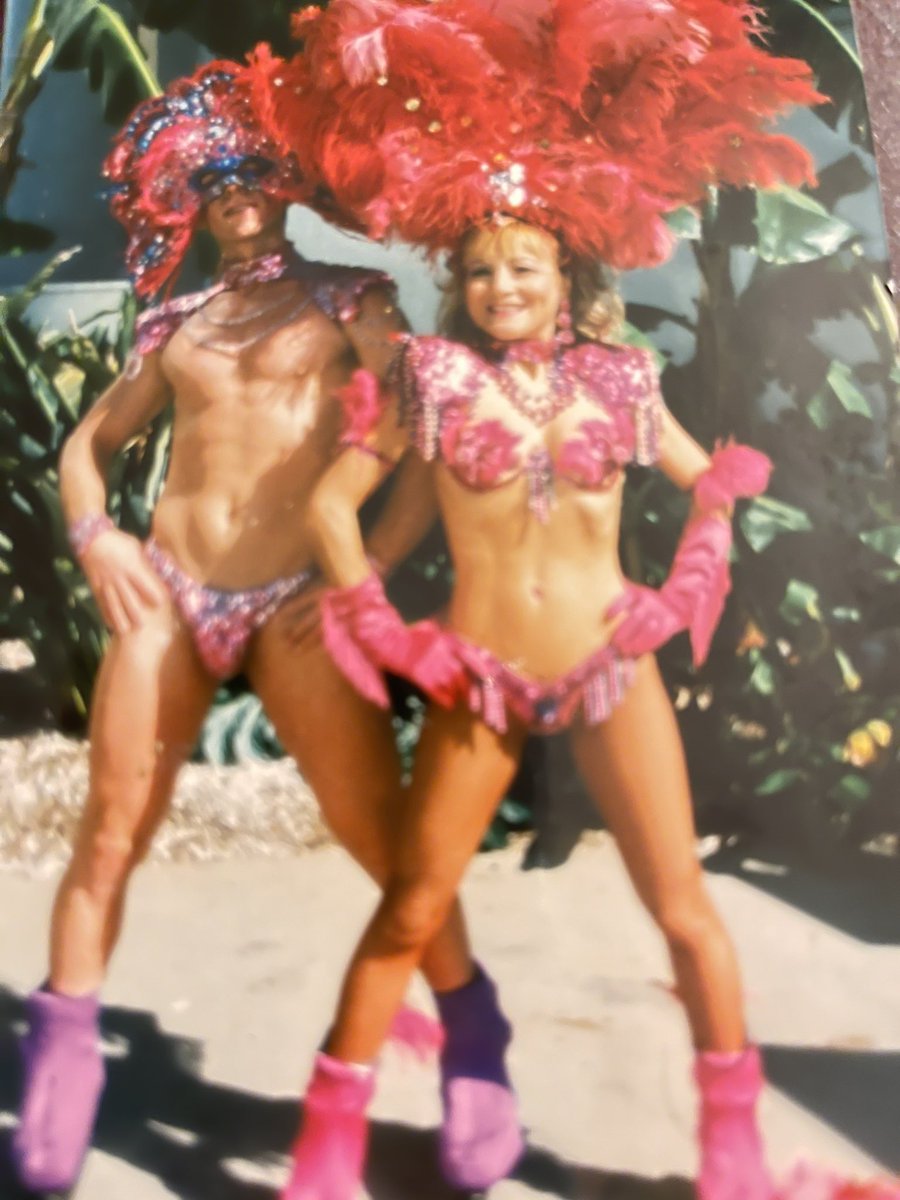 DebbieM63889752's tweet photo. Carnival is on its way get your costumes out life can be a drag so dress it up 🌹🌺👅⛸👓💋 https://t.co/JItNItXFSn