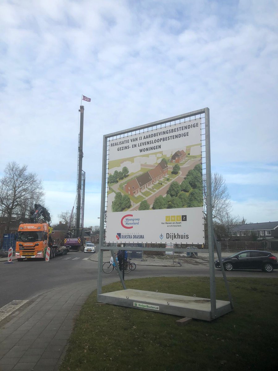 De eerste paal staat in de grond! Daarmee is de bouw van 13 nieuwe woningen aan de Coendersweg/Groensingel in Middelstum gestart: bit.ly/3aQkqqQ