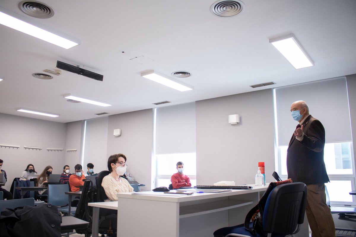 .<a href="/JuancanoAPM/">Juan Caño</a>, presidente de la <a href="/aprensamadrid/">APM</a>, y antiguo profesor de #UniversidadVillanueva, ha repasado con los alumnos de #Periodismo el difícil contexto profesional de este sector. Juan, como siempre, muchas gracias. #TuCarreraParaElMundo