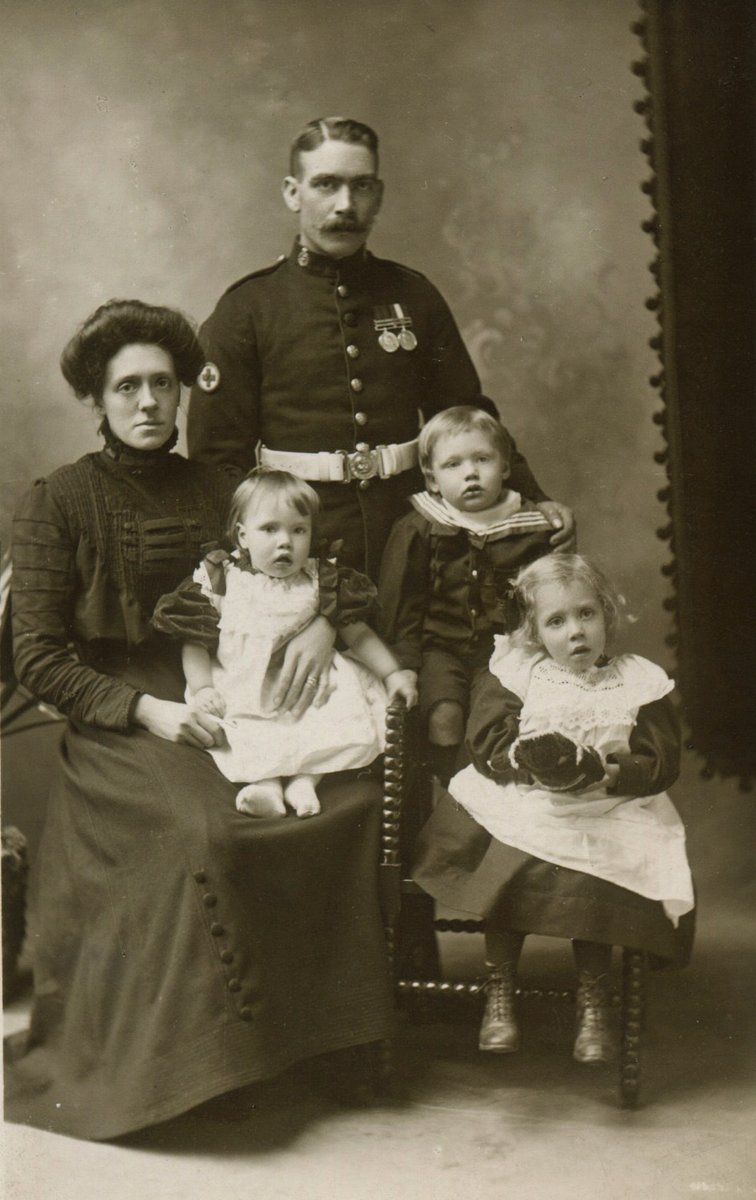 🔙 Today's #ThrowbackThursday is a photo of an army family, taken in East London early in the twentieth century. The soldier's medals show  he served in the Boer War, and his arm badge indicates service in the Royal Army Medical Corps.
Thank you @ArmyChildren for today's image.