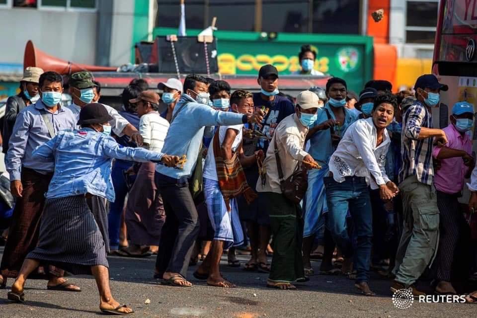 In Yangon , near the bank ,Military has released impostor protesters into the crowd, assumed to be criminals. 2nd and 3rd photos are obvious that they came out of police vehicle.They secretly hold knifes ,steel rods and catapults.

#Feb25Coup
#WhathappeninginMyammar