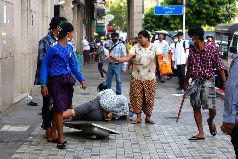 KweeZar1985's tweet photo. Military Juntas hired them with 5,000 Ks per day for a person to create VIOLATION against Myanmar Police Force and to deceive UN and the world that Burmese people do so.Remember we never violate. We protest peacefully. If you see Violation, it's not us.
#MilitaryOrganizedCrimes https://t.co/kKDGeWPEw6