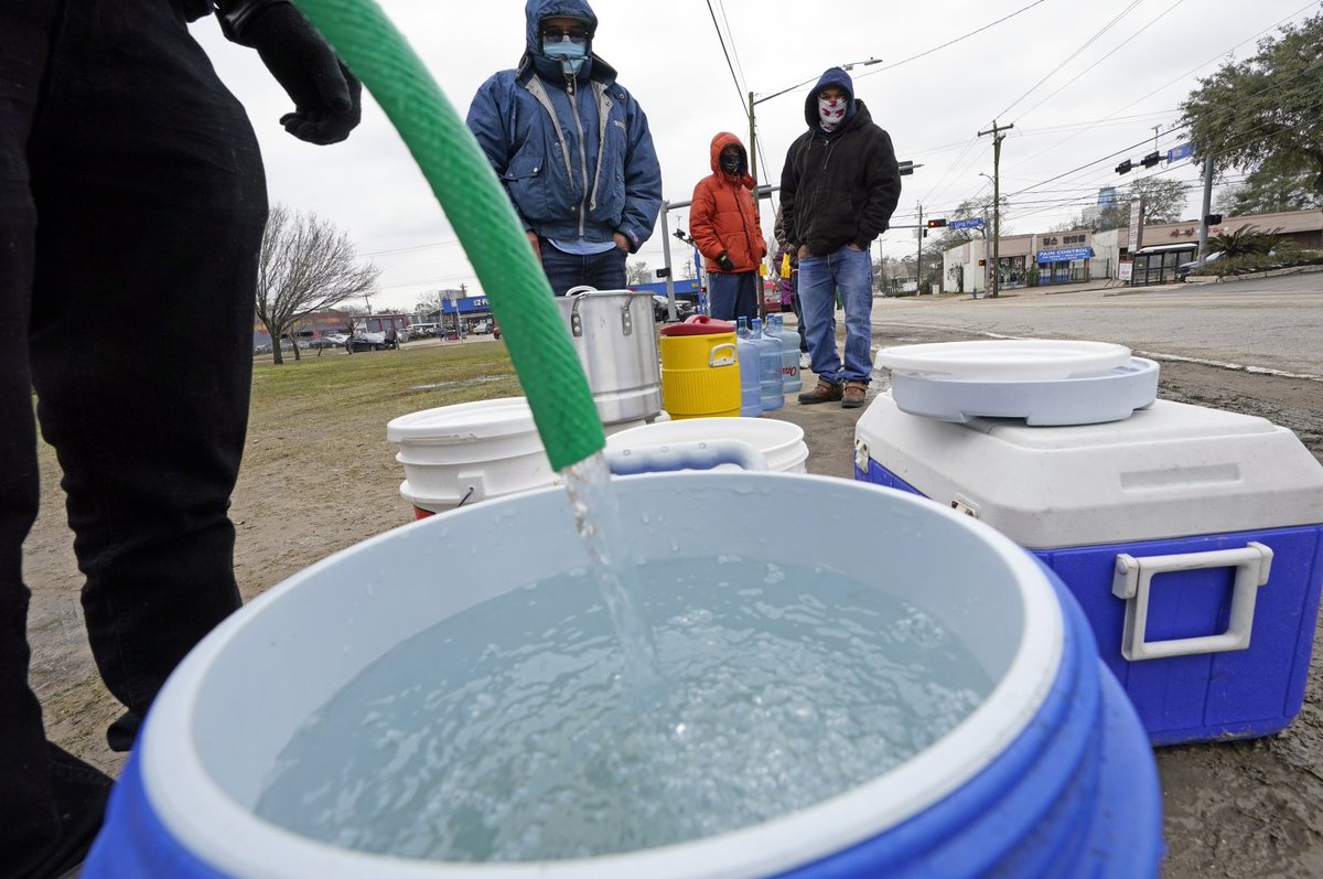 Игры набирать воду. Техас вода. Техас замерзает 2021. Bucket of Water. 200 Liters of Water in a Bucket.