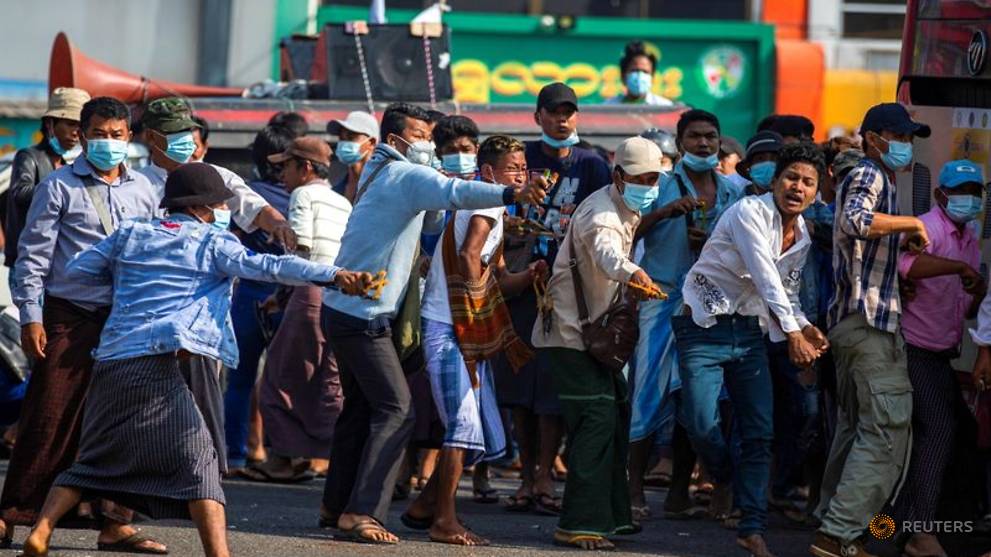 Opponents, supporters of Myanmar coup scuffle as more protests planned cna.asia/3bwVxQc