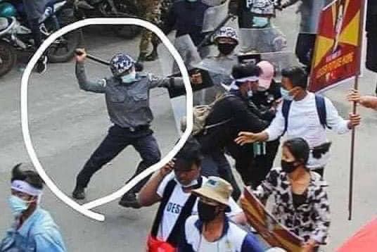 Look at this policeman. In front of Indonesia Embassy. #WhatsHappeningInMyanmar #Feb25Coup #RejectMilitaryCoupInMyanmar. <a href="/freya_cole/">Freya Cole</a> <a href="/RapporteurUn/">UN Special Rapporteur Tom Andrews</a> <a href="/UNHumanRights/">UN Human Rights</a> <a href="/YourAnonCentral/">Anonymous</a>
