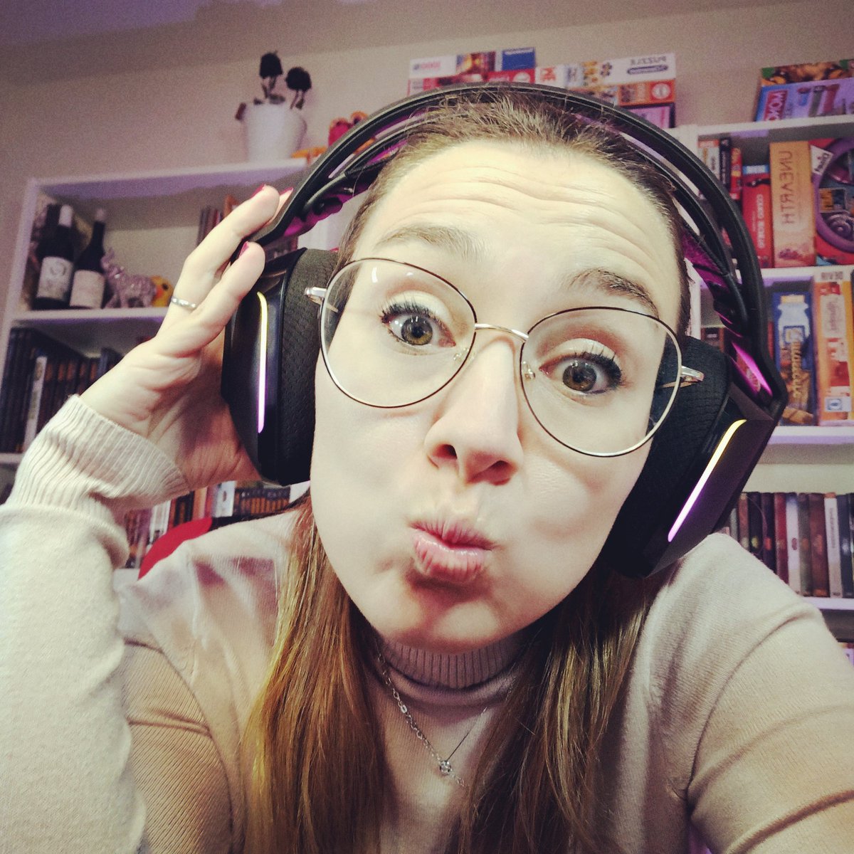 jadeloqui's tweet image. Enamorada de mis cascos nuevos.🎧💥.
#Logitech #logitechg733 #stream #twitch