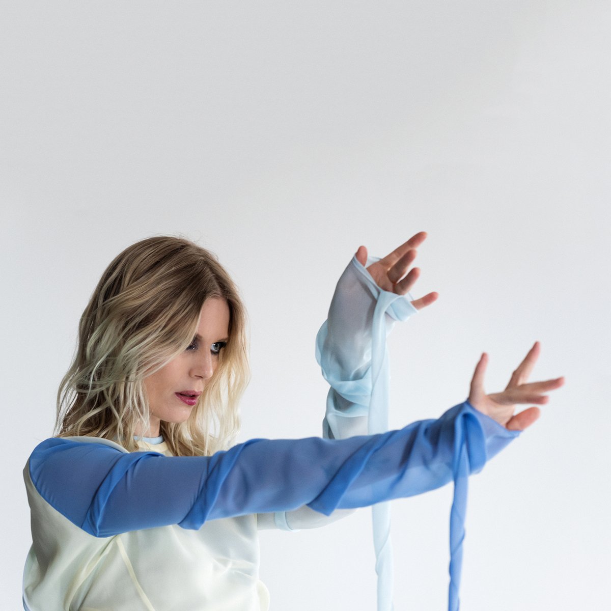 FineSpind's tweet image. Myrkur har bevæget sig fra black metal til folkemusik. Når foråret rigtig får fat tager hun på kirketurné og spiller i Odense, Aarhus og Aalborg #myrkur #dkmusik #dkkultur #kirke
ow.ly/MHbL50DJp0i