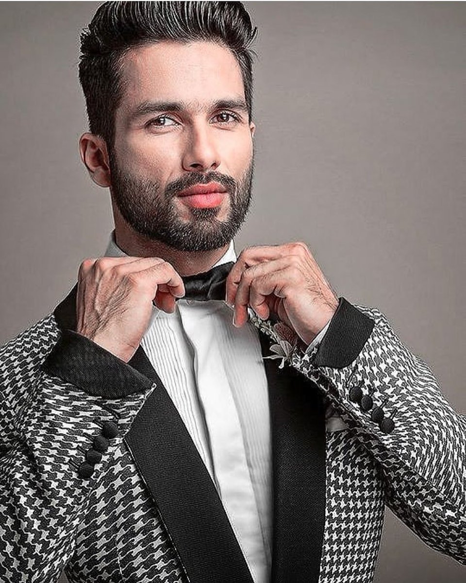 B4UUSA's tweet photo. Wishing the dapper and handsome #shahidkapoor a very happy birthday 😍✨🥂
.
.
How many ❤️❤️❤️ for the #KabirSingh of bollywood?
.
.
#shahidkapoor #happybirthdayshahidkapoor #bollywoodactor #stunner https://t.co/jSgPM7WcDy