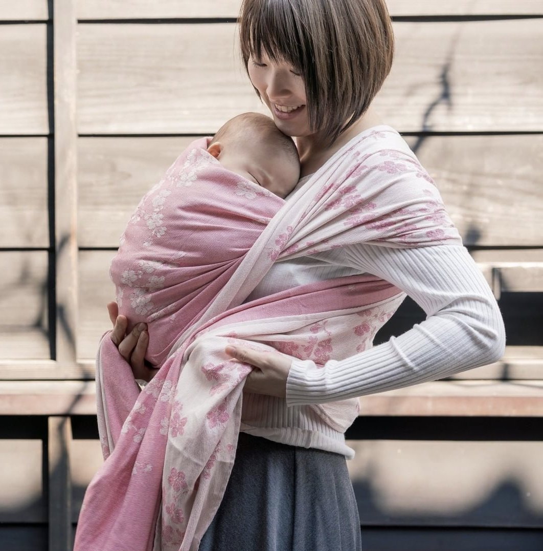 DIDYMOS_Baby's tweet photo. Does your baby like sleeping in a sling? Then the kangaroo carry is perfect for both of you. You can transfer your baby from the wrap to the bed and hope they will stay asleep ;)
#frontcarry
#Babywearing
#didyfan #didylove
#didymos
#wearallthebabies
#tragetuch https://t.co/afOcfgXgTw