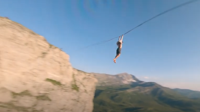 Diario_Pontev's tweet image. #ConVídeo 🎥 Dos equilibristas franceses fueron filmados por un dron mientras realizaban sus hazañas en medio de un valle cutt.ly/5lWv3VE