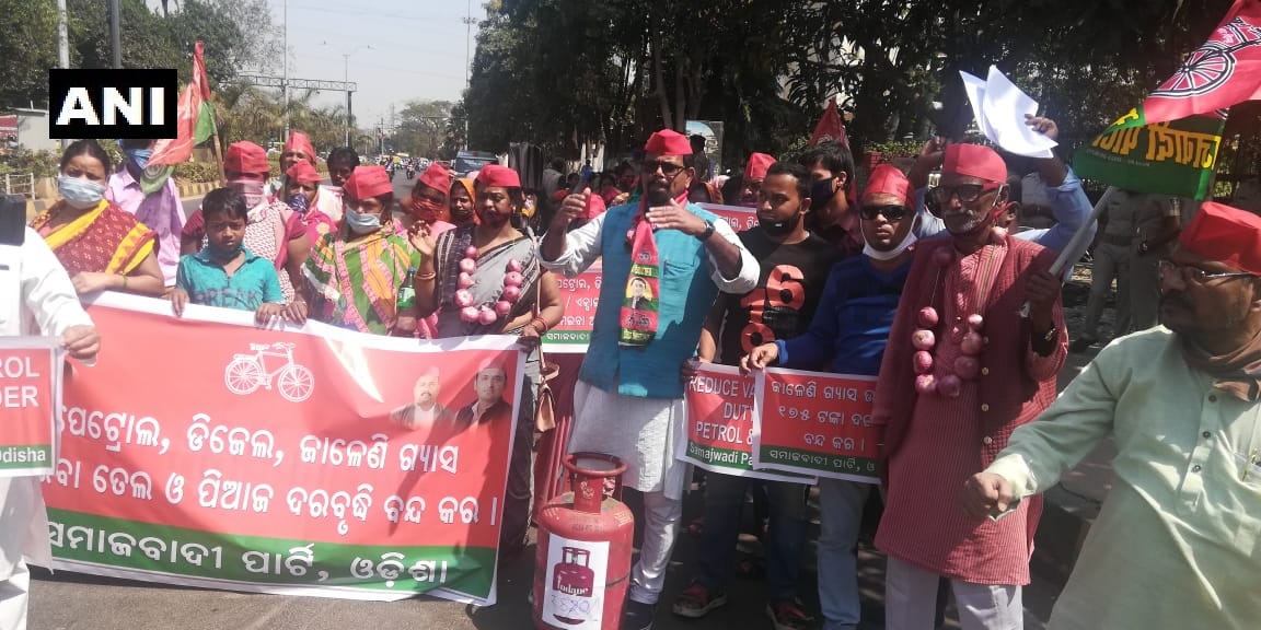 timesofindia's tweet photo. Odisha: Samajwadi Party workers stage a protest against rising fuel prices, in front of the Raj Bhavan in Bhubaneswar. (ANI) https://t.co/9Y6vg457O4