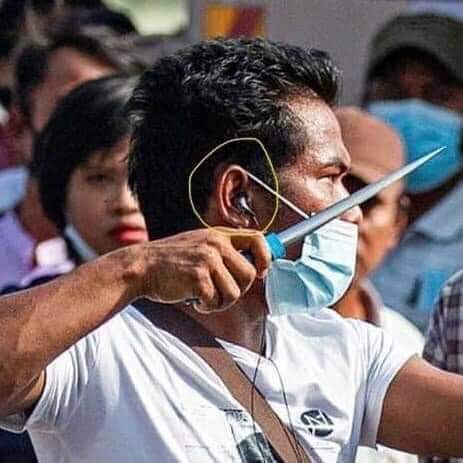 A supporter of Myanmar's military wields a sharp object in confrontation with opponents of this month's military coup today in Yangon #WhatsHappeningInMyanmar
 x.com/sande97376532?…