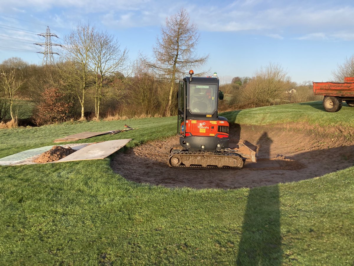 bgcgreens's tweet photo. 25/2/21 
Work on 6th this morning taking out sand on bunker left of green find drain and fill in making bunker higher off the ground that doesn’t wash out https://t.co/RYM1gvINES