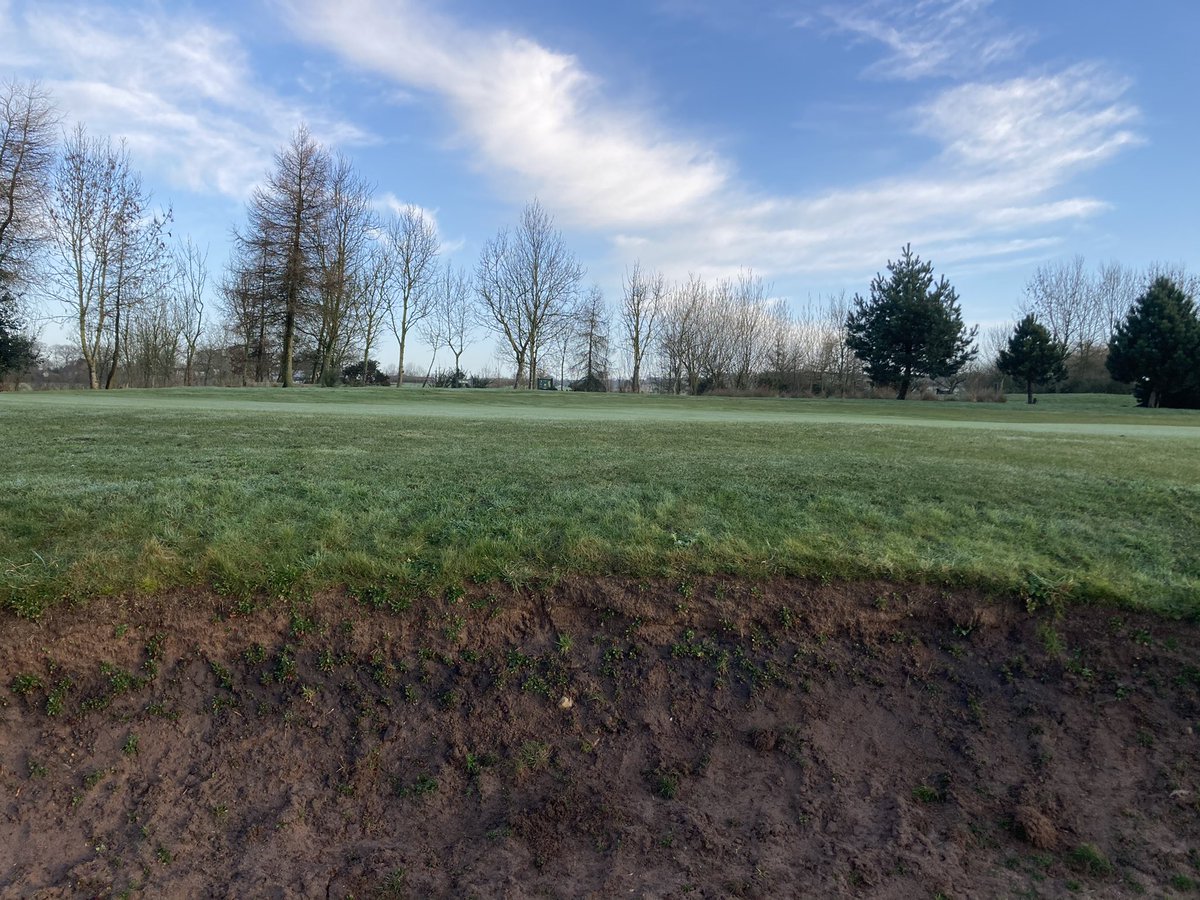 bgcgreens's tweet photo. 25/2/21 
Work on 6th this morning taking out sand on bunker left of green find drain and fill in making bunker higher off the ground that doesn’t wash out https://t.co/RYM1gvINES