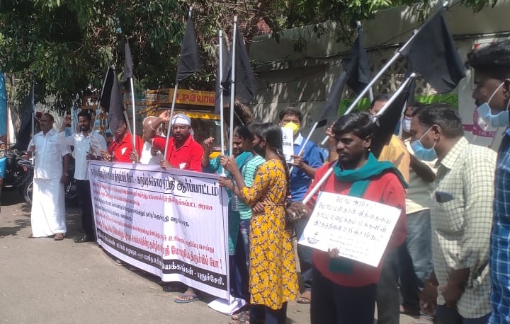 Tamizhdesiyam's tweet photo. புதுச்சேரிக்கு மாநிலத் தகுதி அளிக்க மறுக்கிற இந்திய ஒன்றியத் தலைமையமைச்சர் நரேந்திர மோடியின் புதுச்சேரி வருகையைக் கண்டித்து இன்று (25.02.2021) காலை புதுச்சேரியில் கருப்புக் கொடி ஆர்ப்பாட்டம் நடத்திய தமிழ்த்தேசியப் பேரியக்கத் தோழர்களும், உணர்வாளர்களும் கைது செய்யப்பட்டனர். https://t.co/jInme7WXB3