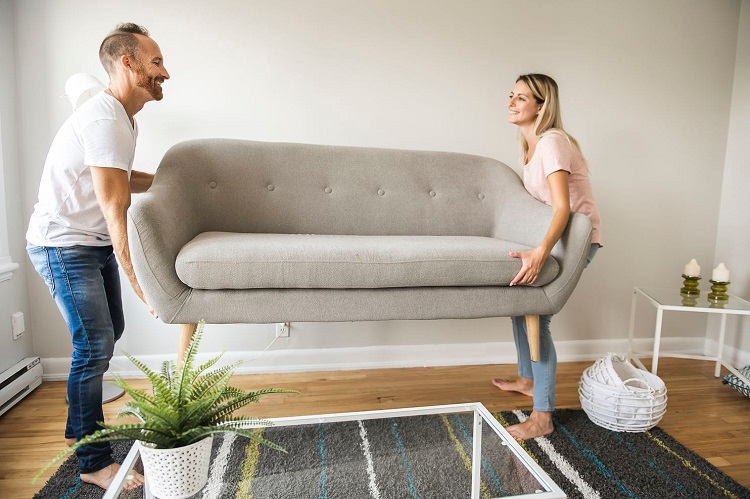 Люди несут диван. Передвинуть мебель. Двигать диван. Перестановка мебели. Перестановка дивана.