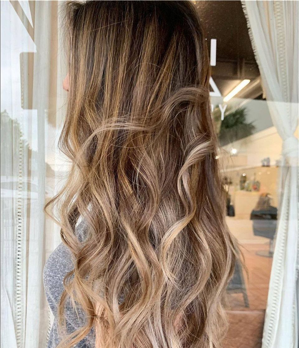 LakshmiByB's tweet photo. El spray All In One de #Biolage además de cuidar nuestro cabello, gracias a su formula de coco, al aplicarlo después de lavar y acondicionar el pelo, podemos conseguir un peinado ideal, como estas #ondassurferas tan suaves y naturales. ✨
#lakshmibyb #peluqueria #hairstyle https://t.co/tXEUJCDMhE