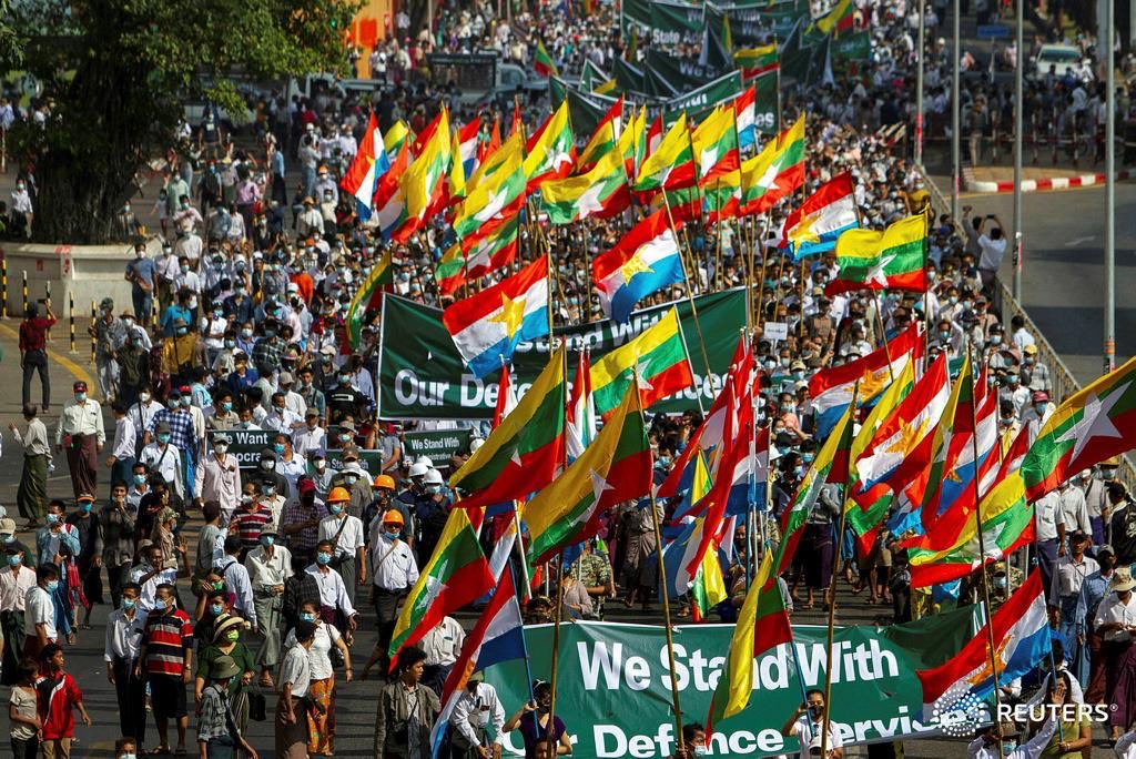 After three weeks of mass protests against Myanmar’s coup, supporters of the army marched in Yangon today. There was violence as some military supporters confronted anti-coup protesters. #WhatsHappeningInMyanmar