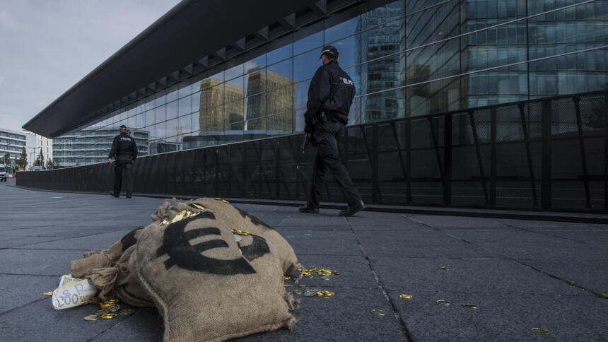 Hintertür in Finanzgesetz: 

Gesetzesänderung verhindert Aufklärung des Cum-Ex-Skandals

Versteckt in einem Gesetz zu Elektromobilität hat das Bundesfinanzministerium 2019 das Finanzverwaltungsgesetz ändern lassen. 

netzpolitik.org/2021/hintertue…