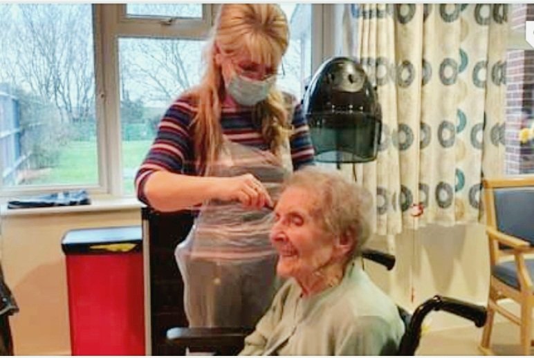 saralivadeas's tweet image. We're not waiting until the 12th April to get our hair done 😍 #carehomes