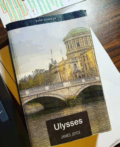 LondonU's tweet photo. Don’t underestimate the importance of taking breaks! This student incorporates ‘me-time’ by keeping a book near their #UoLStudySpace, ready to pick up in between study sessions. Share your setup by posting a picture using the hashtag and you may see it on our feed. https://t.co/gqA6cz3K68