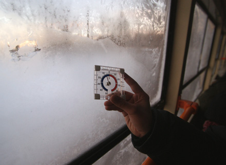 Нормы температуры воздуха в пассажирских салонах в холодное время года представлены в государственных стандартах.