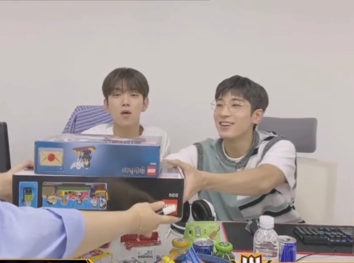 tinkswonu's tweet photo. wonwoo got so happy when huya's staff gave him lego 🥺 SOOO CUTE!!!! https://t.co/FoUwgtHq3N