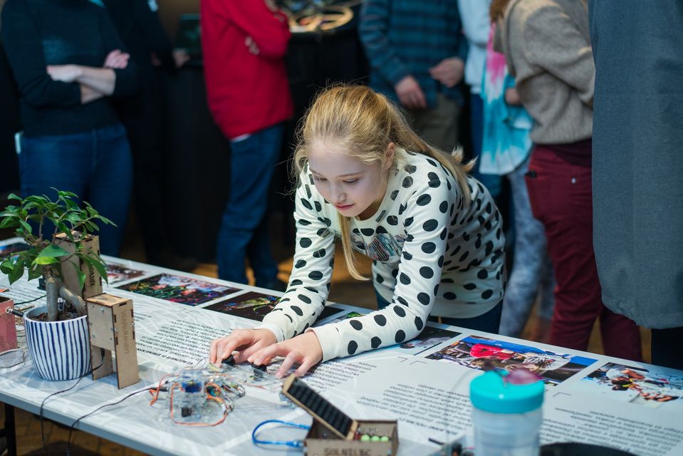 🔬🤖🌿💻⚗️

Na Kersnikovi vabimo k usposabljanju za bodoče mentorice/je, raziskovalke/ce in ustvarjalke/ce za delavnice in drugo interaktivno ustvarjanje, pri katerem se križajo umetnost, biotehnologija, robotika, elektronika, programiranje ... 

Več -> kersnikova.org/posts/news/all…