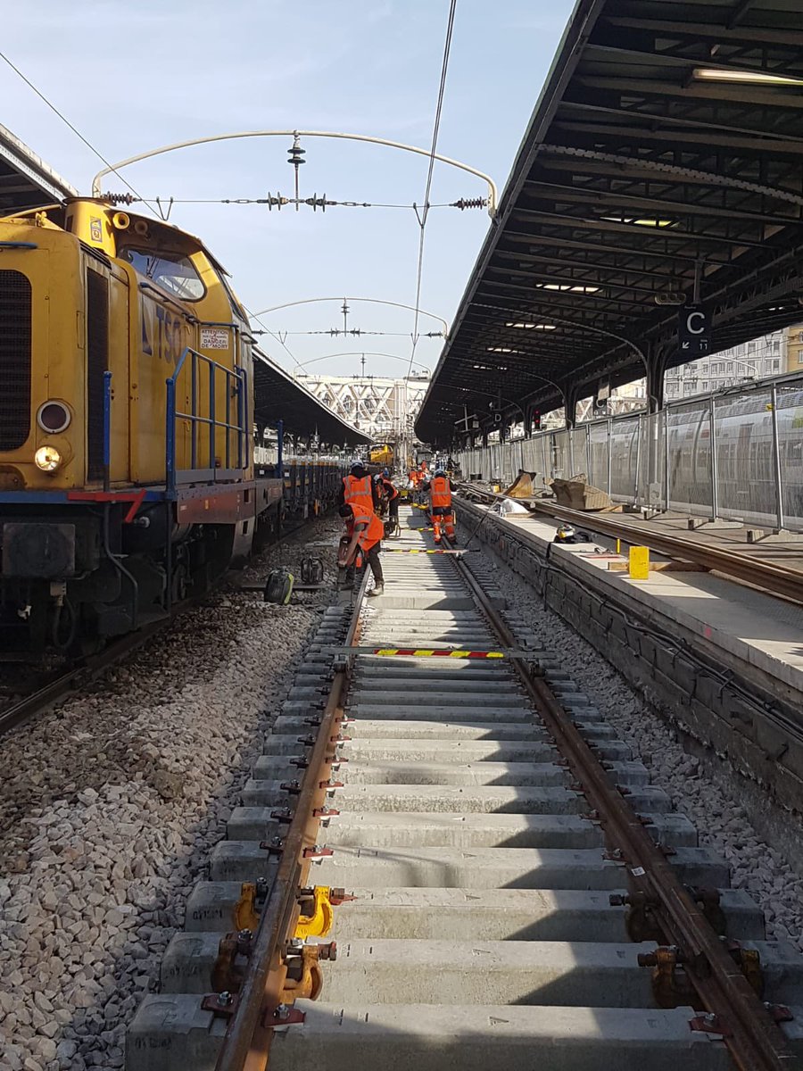 Lenfant28's tweet photo. Durant 10 semaines, Renouvellement Voie et ballast (RVB) de 6 voies à quais de la gare de Paris Est : 2300m de voie renouvelé, travaux par entreprise TSO avec simplification du plan de voie + assainissement de la plateforme @GroupeSNCF @SNCFReseau #LigneP #RERE #infrapoleParisEst https://t.co/Z9wPZrrwjw