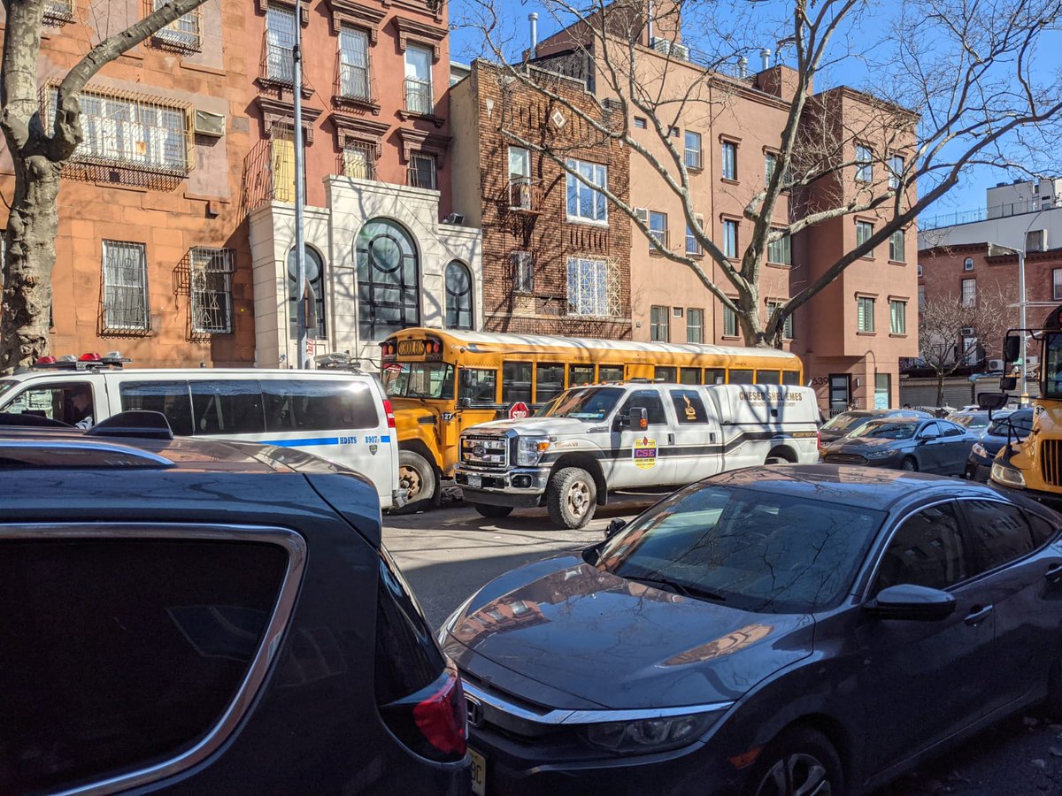 ChesedUSA's tweet photo. The volunteers of @ChesedShelEmes on scene yesterday for Kovid hames at a tragic scene in Williamsburg https://t.co/MEDHCC3a47