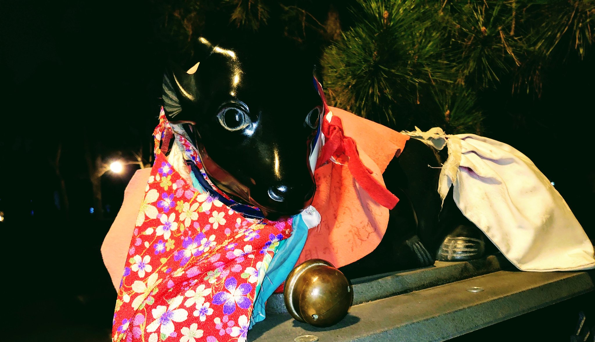 Uzivatel リンダ Na Twitteru 撫で牛 北野天満宮さんの若い撫で牛 春のお着物につぶらな瞳 撫でてって言ってました もうひとつは 古い撫で牛 迫力でした 京都 北野天満宮 撫で牛