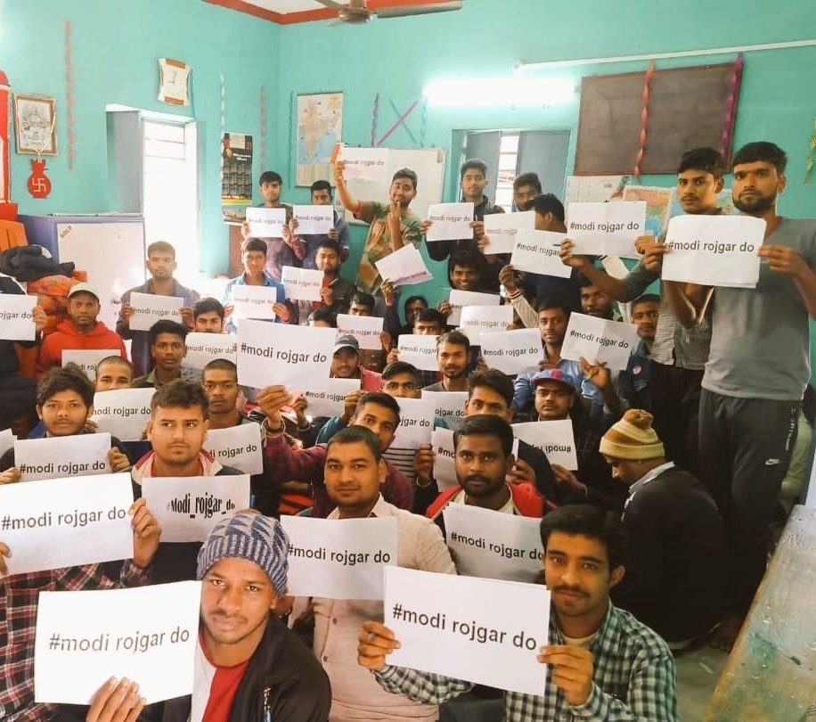 क्या करे आज का युवा? 
उसकी कुछ समझ में नहीं आता
सड़को पर दर- दर की ठोकरे खाकर
अकेले में रोता ओर चिल्लाता... 
#modi_job_do_  #modi_rojar_do #modi_rojar_do