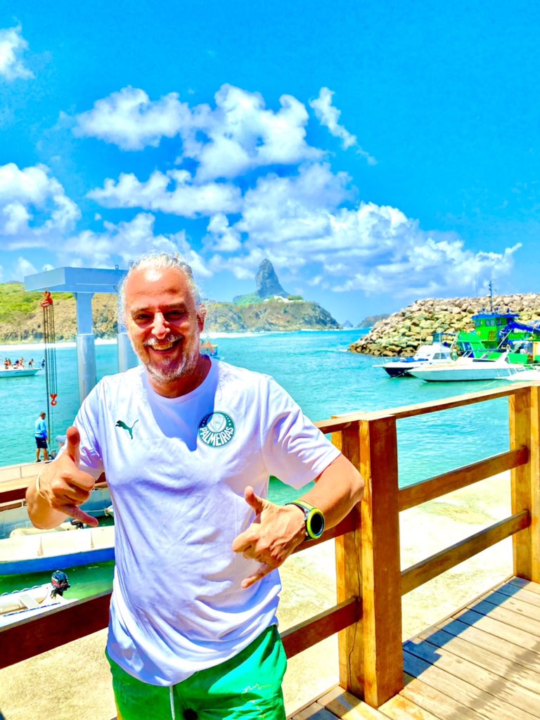 Fazer aniversário aos 53 tem o lado de ficar 1 ano MAIS VELHO, mas tb tem a felicidade de receber o carinho nas mensagens e postagens de ídolos, de pessoas q trabalharam ou conviveram comigo, de amigos e pessoas q nunca me conheceram! Isso não tem dinheiro que compre! Valeu🤙💚