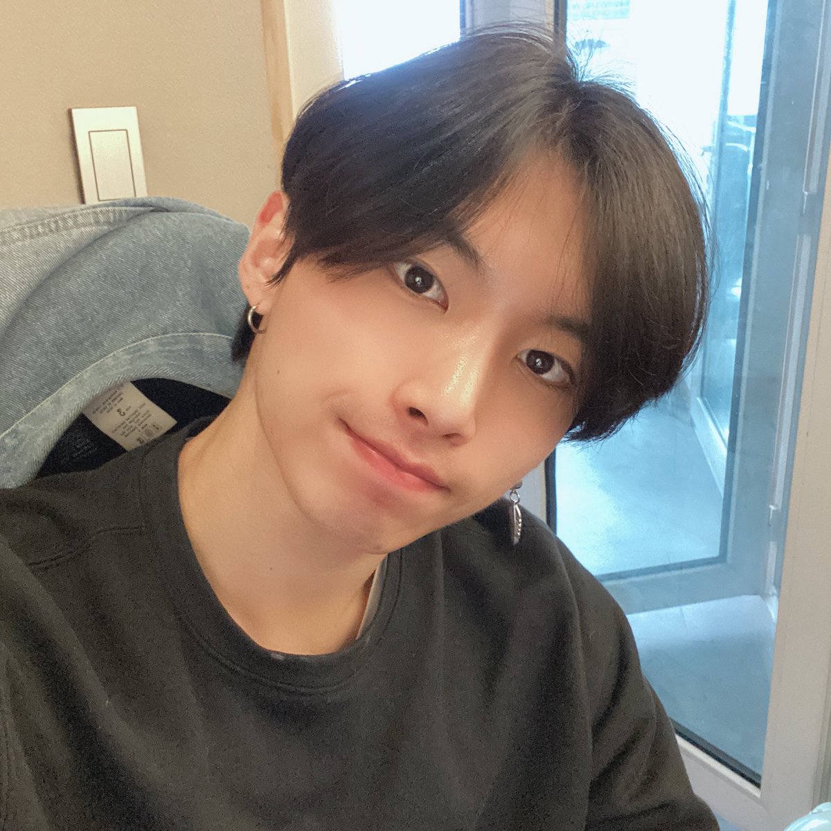 TRCNG_official's tweet photo. #TRCNG #하영 1일 1커피중...😳 https://t.co/cH7cofeOyy