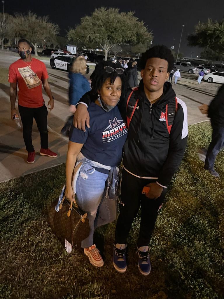 wykeshahayes's tweet photo. The basketball Aunties were in the building. They pull ZERO punches like me. His village since he stepped foot on the AAU court as a 2nd grader with DGibbs Hoops 3rd team. @baller_zman #ontothe3rdround https://t.co/QEfo36BJG9