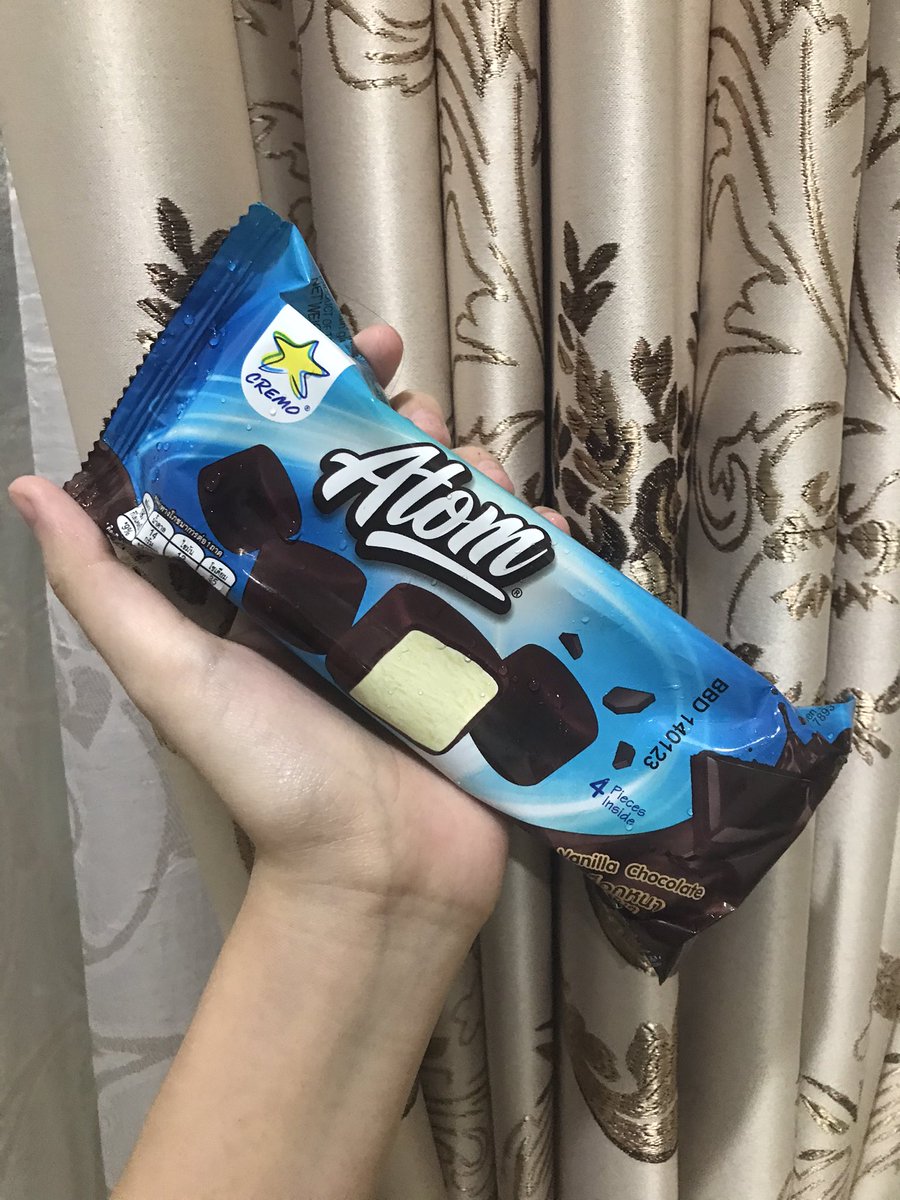 Jhxrmc's tweet image. ไอติม cremo อันนี้อร่อยอ่ะทุกคน ชอบช้อคข้างนอกมาก ขมๆหวานๆ อาหย่อย วานิลาข้างในก็โอเค กัดเเล้วกรอบๆเลยตัวช้อคที่เคลือบ ราคา 20 บาท ตกลูกละ5บาท  ที่สำคัญเเบรด์ไม่สลิ่มคร้าบ